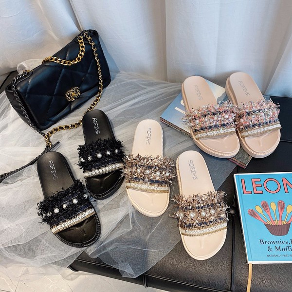 Modern női papucs gyöngyökkel, lapos talppal