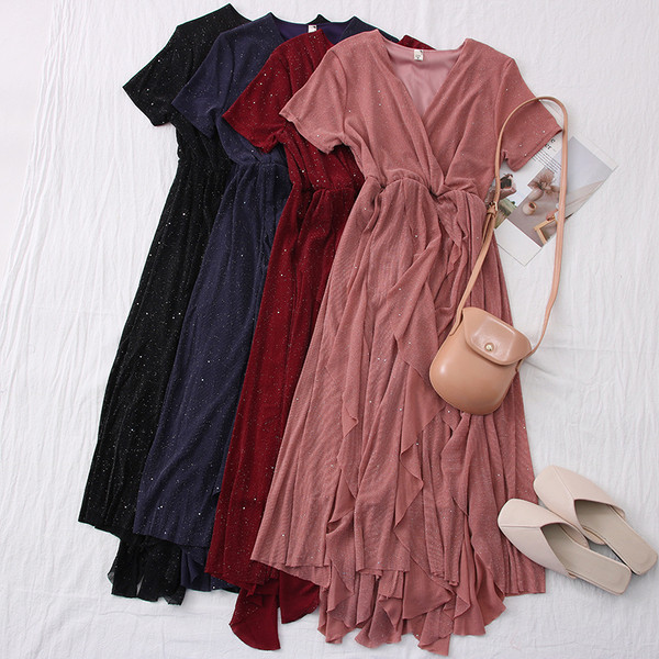 Aszimmetrikus női ruha spitz nyakkivágással