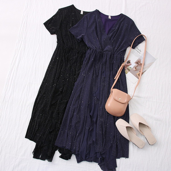 Aszimmetrikus női ruha spitz nyakkivágással