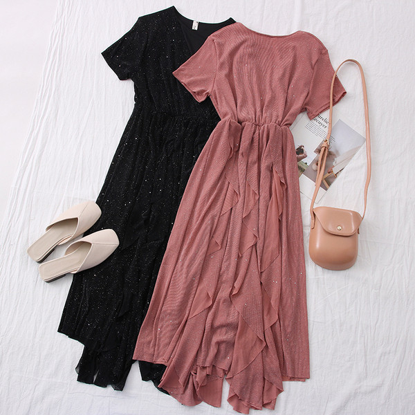 Aszimmetrikus női ruha spitz nyakkivágással