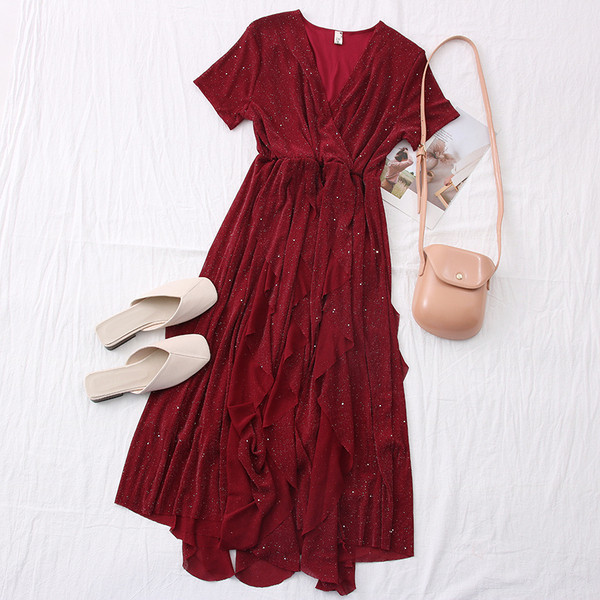 Aszimmetrikus női ruha spitz nyakkivágással