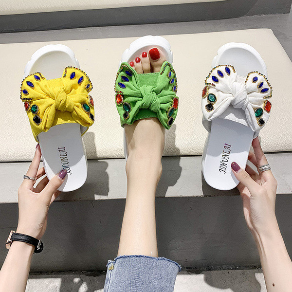 Ежедневни дамски чехли на платформа с панделка и камъни