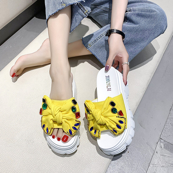 Ежедневни дамски чехли на платформа с панделка и камъни