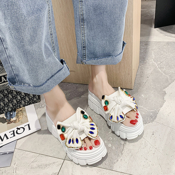 Ежедневни дамски чехли на платформа с панделка и камъни