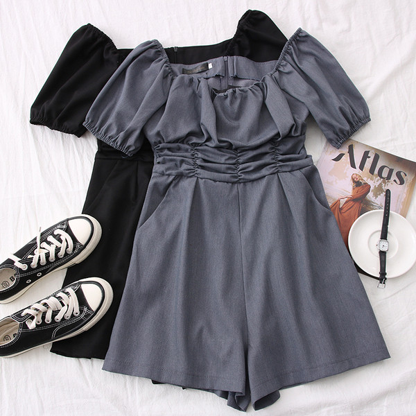 Μοντέρνα κοντή γυναικεία σαλοπέτα με ντεκολτέ 