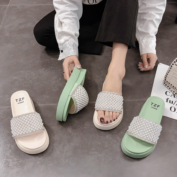 Alkalmi női papucs gyöngyökkel, lapos talppal