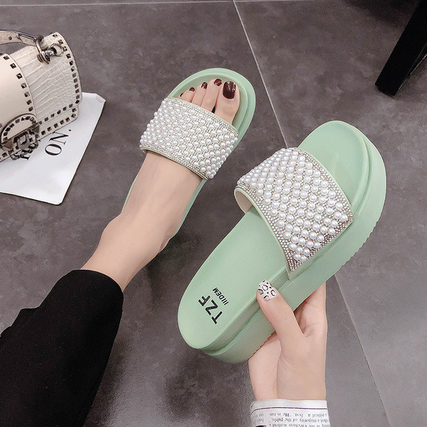 Alkalmi női papucs gyöngyökkel, lapos talppal