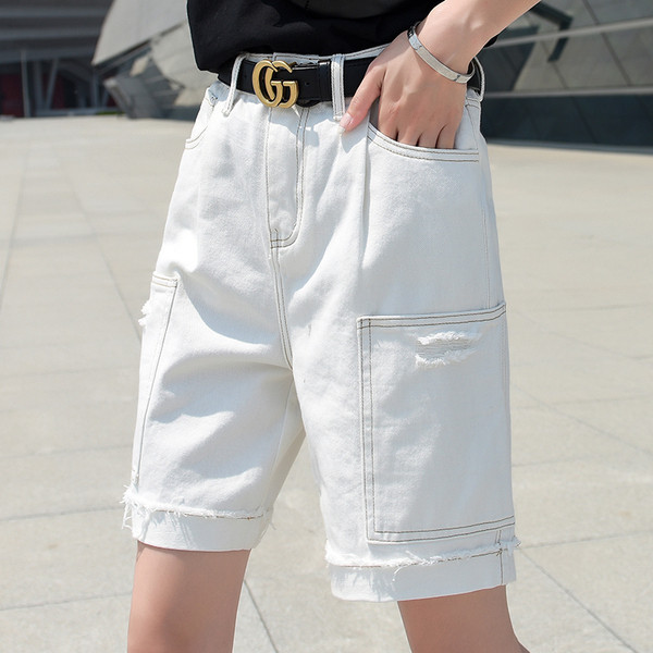 Bijele ženske traperice dužine iznad koljena