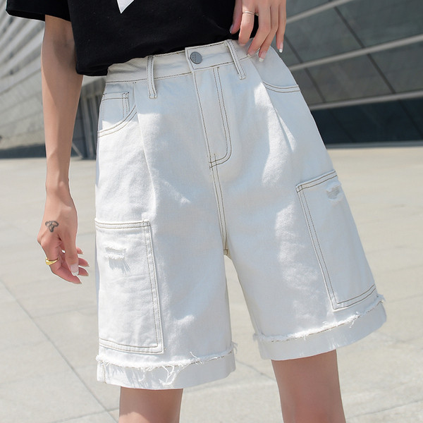 Bijele ženske traperice dužine iznad koljena