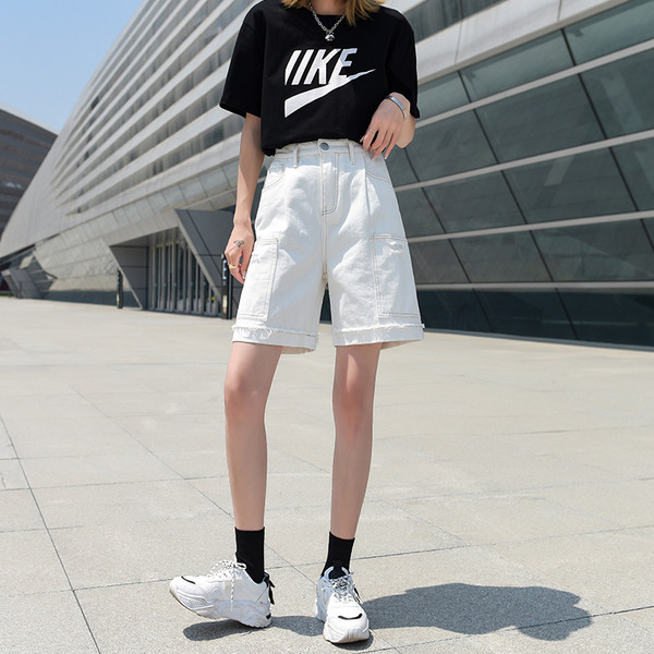 Bijele ženske traperice dužine iznad koljena