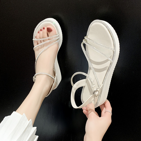 ÚJ Modell női szandál 4 cm-es platformmal és kövekkel