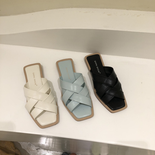 Eko bőrből készült, lapos talpú női papucs