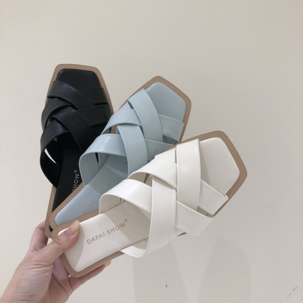 Eko bőrből készült, lapos talpú női papucs