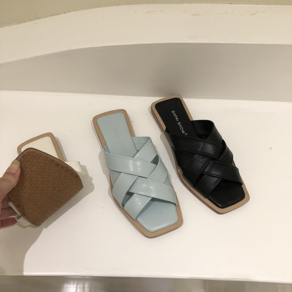 Eko bőrből készült, lapos talpú női papucs