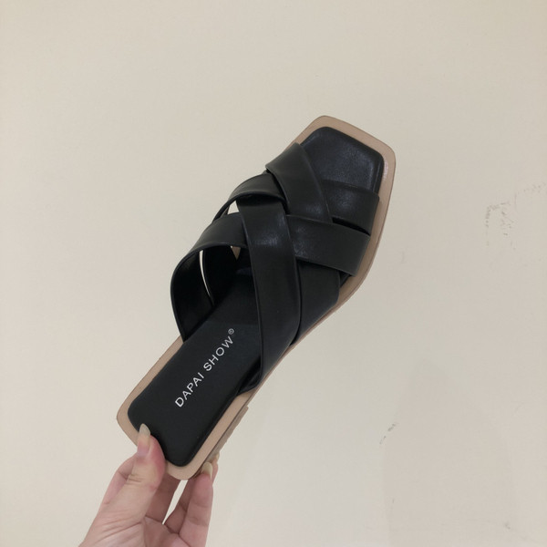 Eko bőrből készült, lapos talpú női papucs