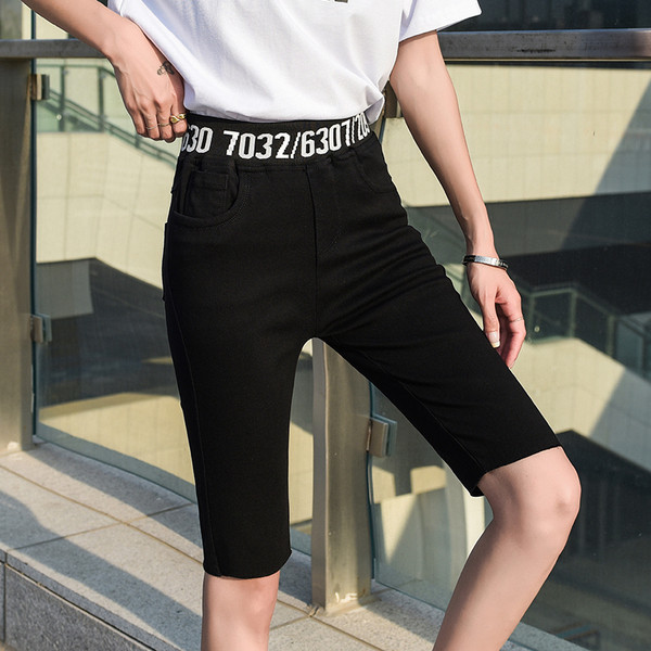 Pantaloni scurți din denim elastic cu o lungime deasupra genunchiului