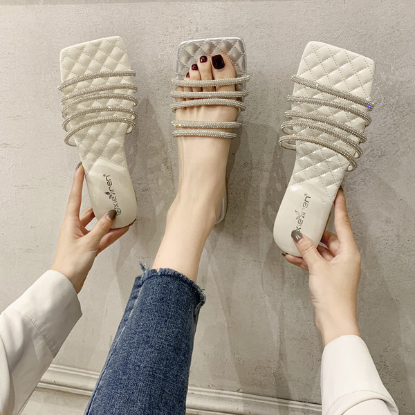 Παντόφλες μοντέρνες γυναίκες με πέτρες και επίπεδη σόλα