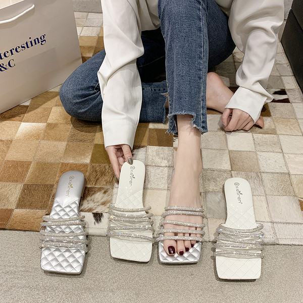 Παντόφλες μοντέρνες γυναίκες με πέτρες και επίπεδη σόλα