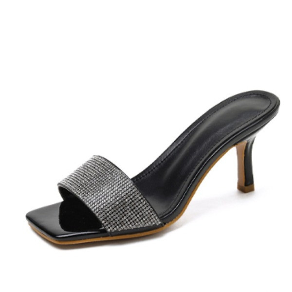 Elegáns kövekkel díszített papucs, vékony sarkú