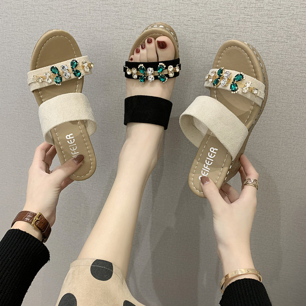 Κομψές γυναικείες παντόφλες με πλατφόρμα 9 cm και χρωματιστές πέτρες