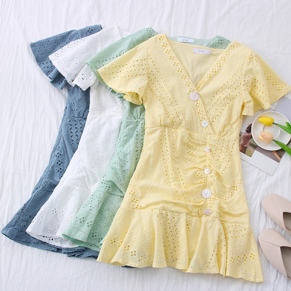 Új modell rövid női ruha spitz nyakkivágással és gombokkal