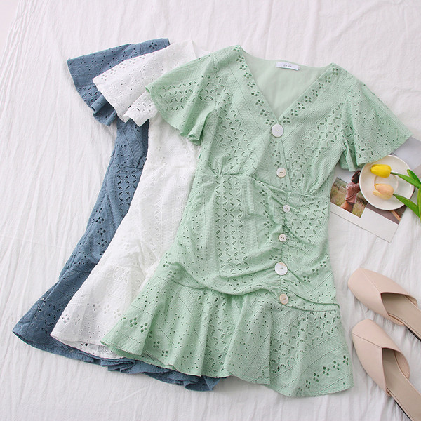 Új modell rövid női ruha spitz nyakkivágással és gombokkal