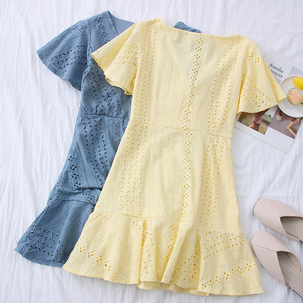 Új modell rövid női ruha spitz nyakkivágással és gombokkal