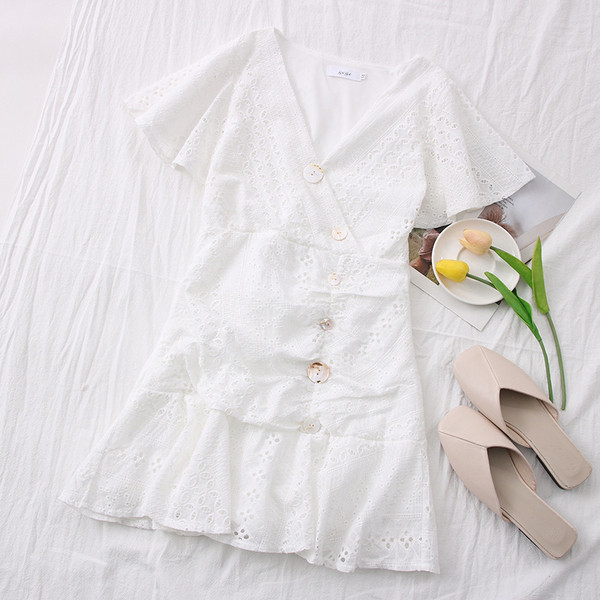 Új modell rövid női ruha spitz nyakkivágással és gombokkal