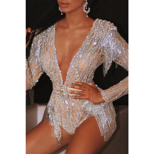 Κομψή γυναικεία κοντή φόρμα με βαθιά λαιμόκοψη και λαμπερό αποτέλεσμα