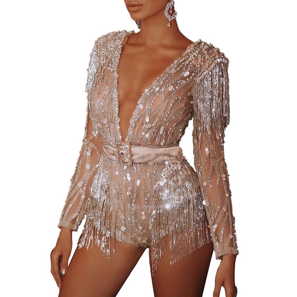 Κομψή γυναικεία κοντή φόρμα με βαθιά λαιμόκοψη και λαμπερό αποτέλεσμα