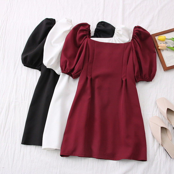 Rövid női ruha négyzet alakú nyakkivágással