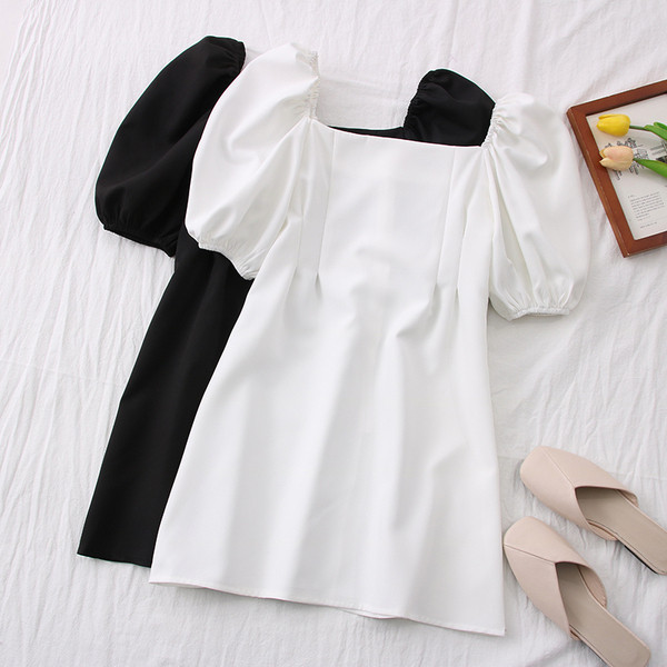 Rövid női ruha négyzet alakú nyakkivágással