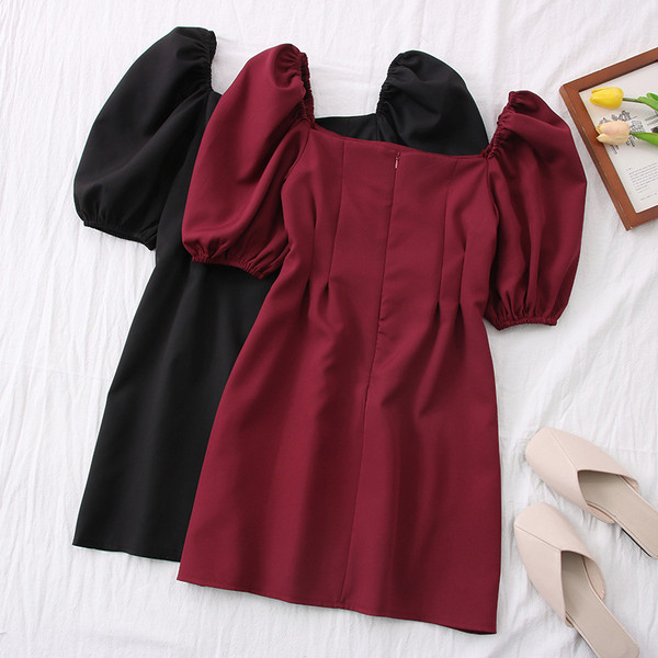 Rövid női ruha négyzet alakú nyakkivágással