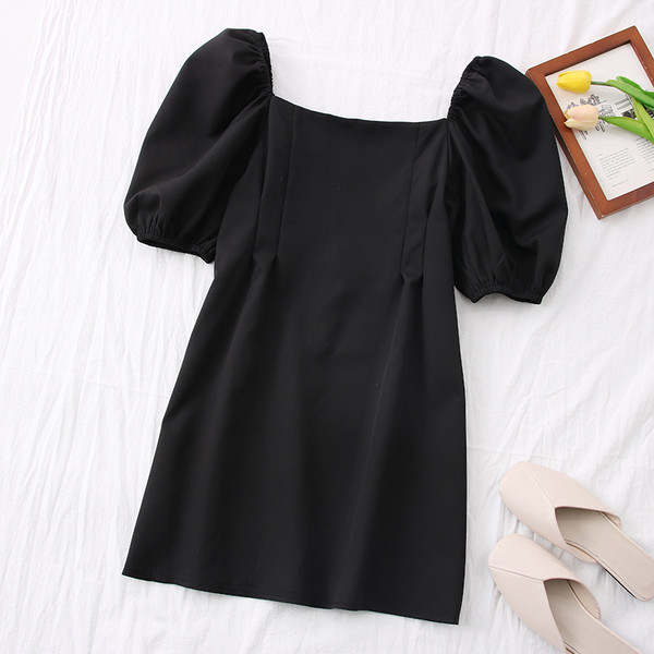 Rövid női ruha négyzet alakú nyakkivágással