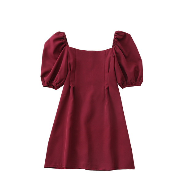 Rövid női ruha négyzet alakú nyakkivágással