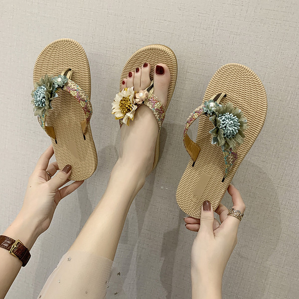 Alkalmi női papucs a lábujjakon, virágdíszítéssel