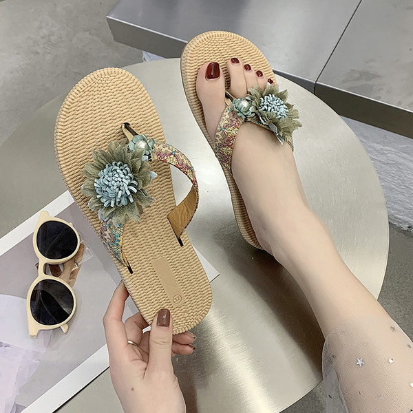 Alkalmi női papucs a lábujjakon, virágdíszítéssel