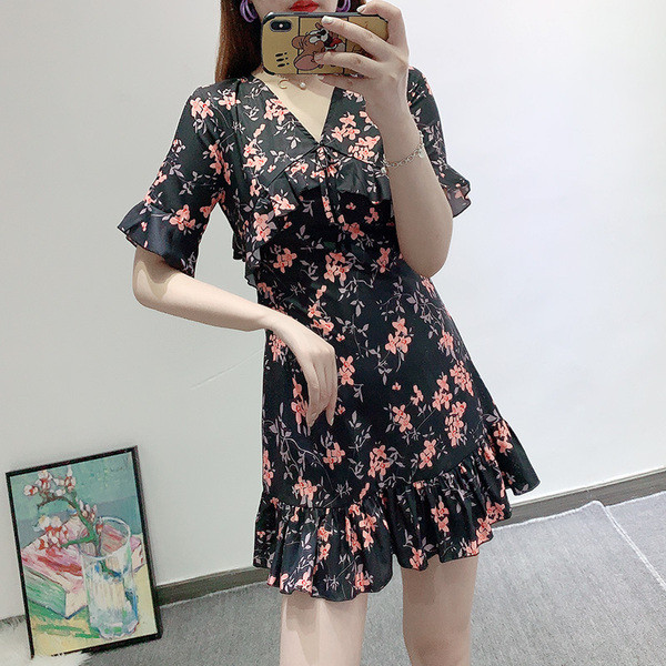 Rövid ruha fürtökkel és virágmintával