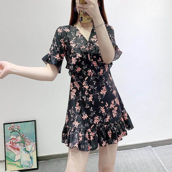 Rövid ruha fürtökkel és virágmintával