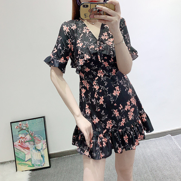 Rövid ruha fürtökkel és virágmintával