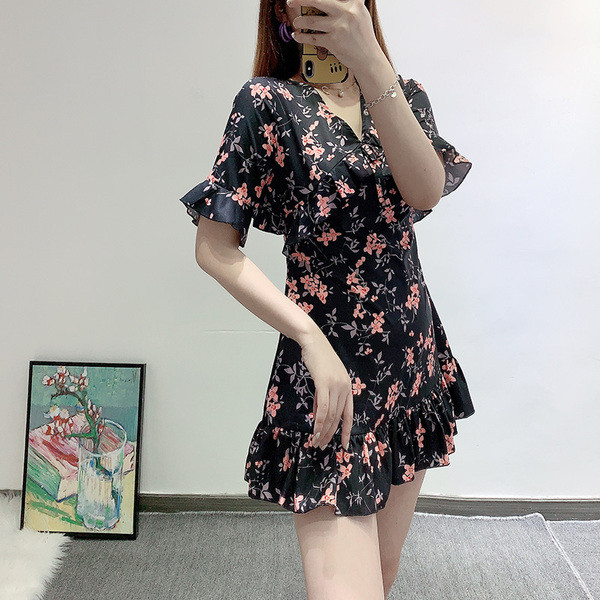 Rövid ruha fürtökkel és virágmintával