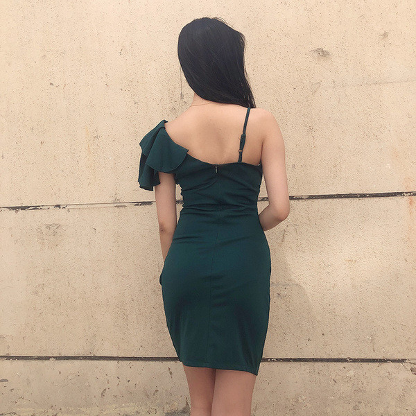 Ženska pripijena haljina sa zelenim kovrčama