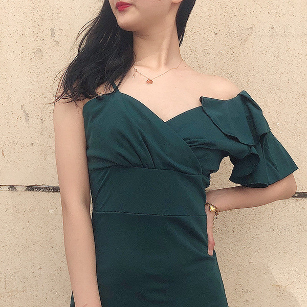 Ženska pripijena haljina sa zelenim kovrčama