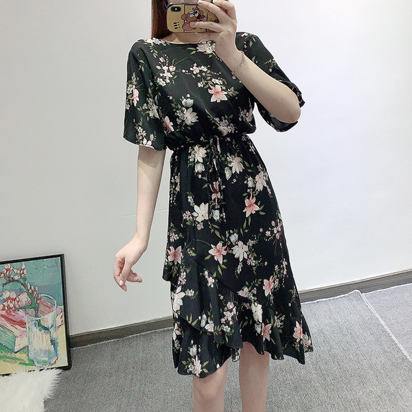 Női alkalmi ruha fürtökkel, virágmintával