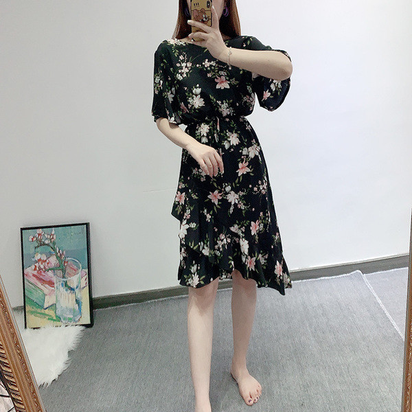 Női alkalmi ruha fürtökkel, virágmintával