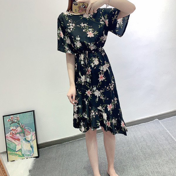 Női alkalmi ruha fürtökkel, virágmintával