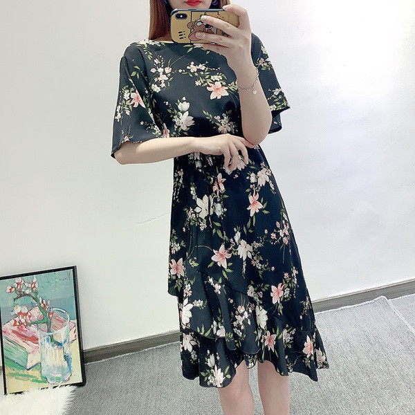 Női alkalmi ruha fürtökkel, virágmintával