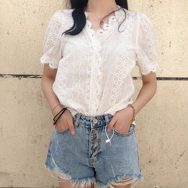 Bluză albă de damă cu dantelă și decolteu spitz
