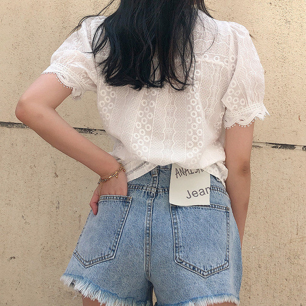 Bluză albă de damă cu dantelă și decolteu spitz