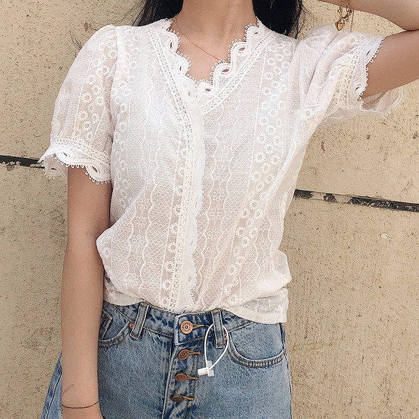 Bluză albă de damă cu dantelă și decolteu spitz